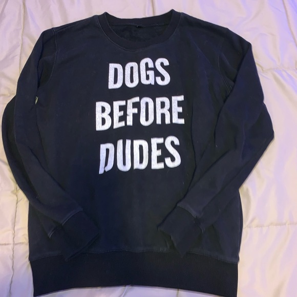 Tops - Graphic black crew